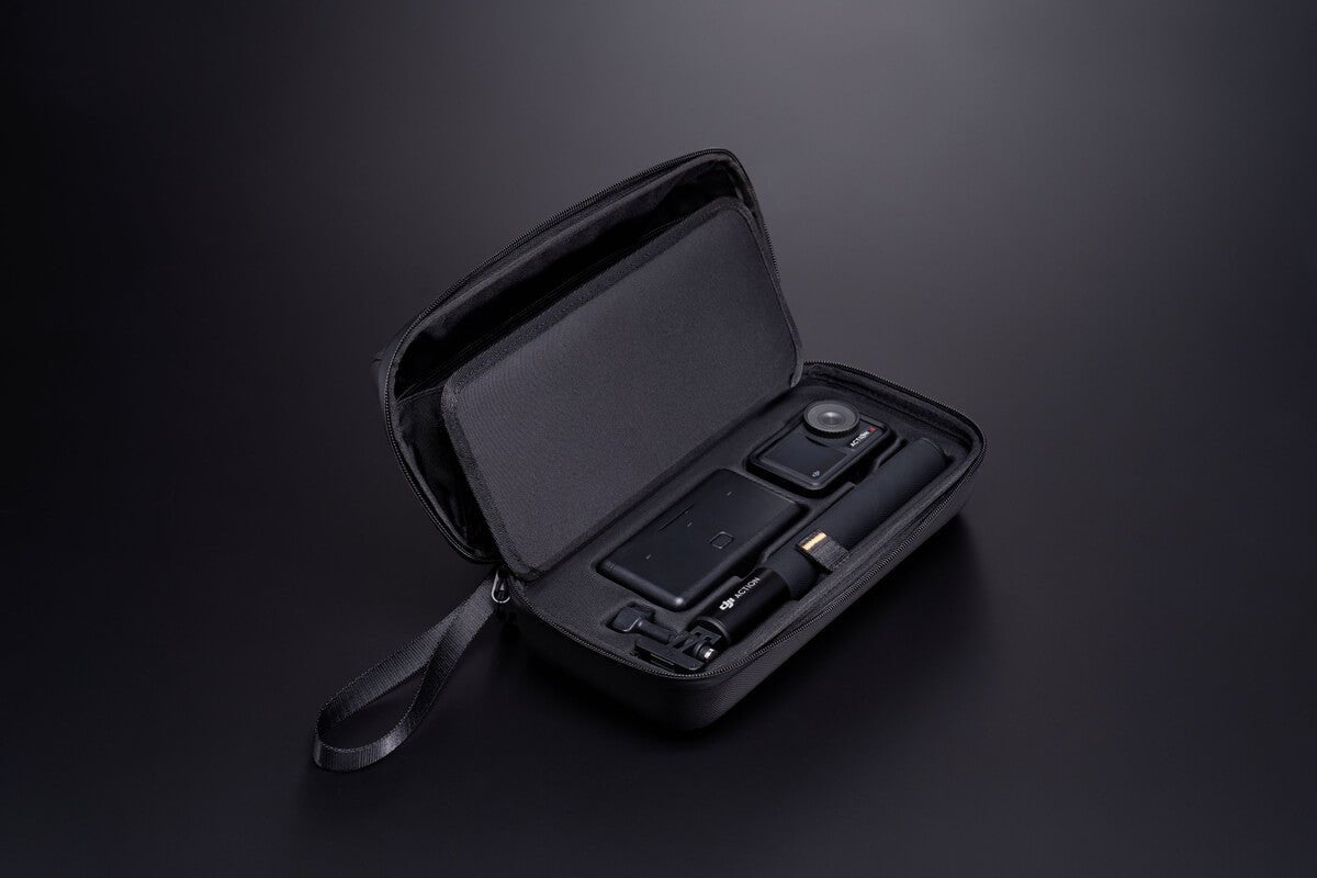 Bolsa de transporte DJI Osmo Action abierta para guardar la cámara, accesorios y equipos de grabación