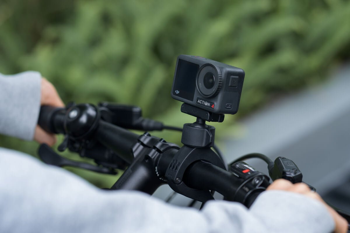 DJI Osmo Action con minisoporte para manillar de bicicleta para grabar recorridos y tomas POV