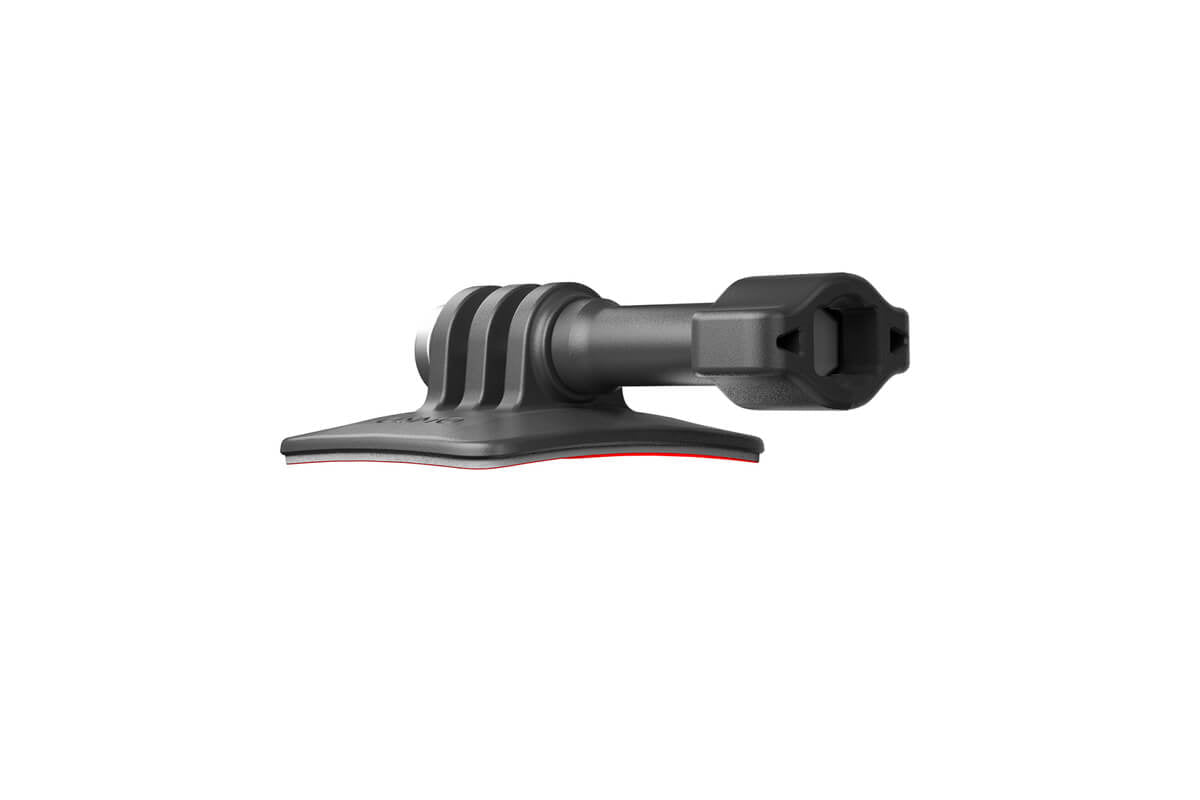 Soporte adhesivo curvo DJI Osmo Action diseñado para una instalación estable en cascos compatibles
