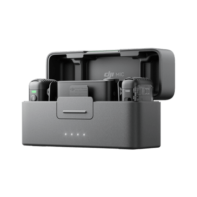 Kit DJI Mic 2 dentro del estuche de carga con transmisores y receptor inalámbrico