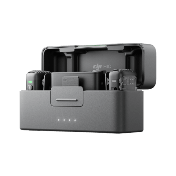 Kit DJI Mic 2 dentro del estuche de carga con transmisores y receptor inalámbrico