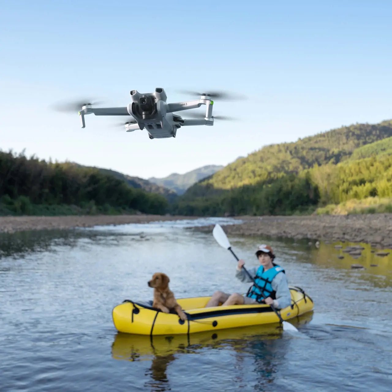 DJI Mini 3 volando sobre un paisaje natural para fotografía y video aéreo