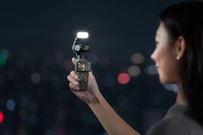 Luz de relleno DJI Osmo Pocket 4 para iluminar el rostro durante selfies, vlogs y grabaciones nocturnas