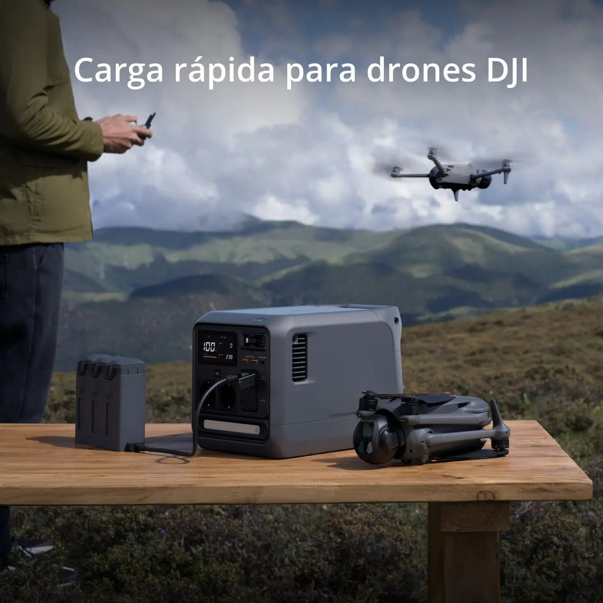 DJI Power 1000 Mini suministrando energía para cargar drones durante actividades y grabaciones al aire libre